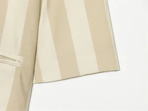 Vue détaillée de la texture du lin d'un blazer d'été à rayures beige et blanc