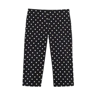 Vollansicht der stilvollen schwarzen Damenhose mit klassischem weißem Punktmuster.