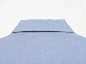 Gros plan du col de chemise en pur lin bleu clair au design chinois minimaliste