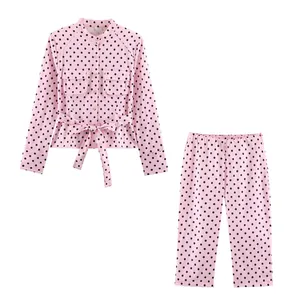 Modisches zweiteiliges Set aus rosa gepunktetem Langarmhemd und passender Hose