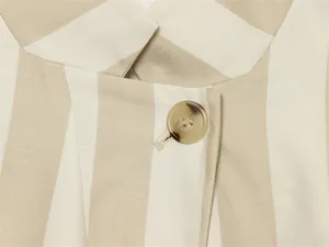 Vue détaillée d'un bouton marbré et de rayures beiges sur une veste d'été