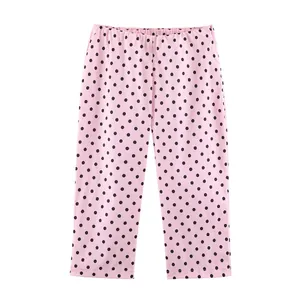Detailansicht der rosa 7/8-Hose mit schwarzem Punktemuster und elastischem Taillenbund