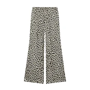Vista detallada de pantalones de pierna ancha con estampado de leopardo y elástico