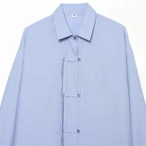 Chemise en pur lin bleu clair pour femme avec col style chinois moderne.