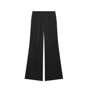 Vista detallada de elegantes pantalones anchos de seda negra con acabado satinado.