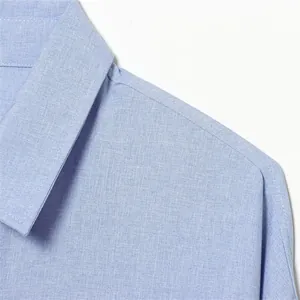Vue détaillée d'une chemise en pur lin bleu clair montrant le col et les coutures