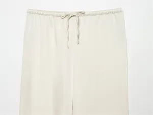Detalle de primer plano de la cintura de seda crema con cordón en pantalón ancho