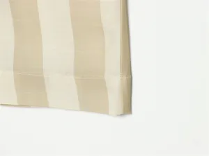 Détail de l'ourlet d'un blazer rayé beige montrant les coutures fines et la texture