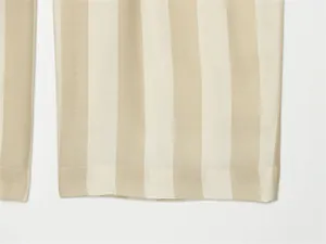 Détail du bas d'un pantalon large à rayures beige et blanc montrant la texture du tissu.