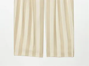 Gros plan détaillé du bas de pantalon large à rayures beiges avec finition propre