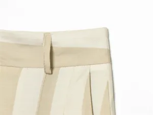 Gros plan détaillé du pantalon large à rayures avec boucle de ceinture et texture