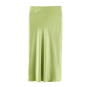 Elegante falda midi de satén verde manzana con diseño francés de cintura alta.