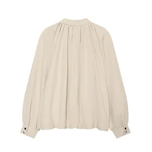Vue arrière d'une blouse plissée beige minimaliste avec détails de manches lanterne