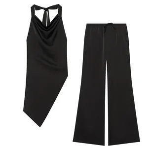 Elegante conjunto de dos piezas en satén negro con top halter de espalda descubierta y pantalón