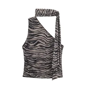Vue détaillée du haut à une épaule à imprimé zèbre avec un foulard chic noué au cou