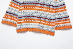 Detalle de un top de punto calado bohemio con rayas horizontales de colores vivos