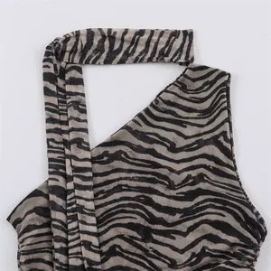 Gros plan du motif zèbre sauvage et du col écharpe sur un haut chic pour femme.