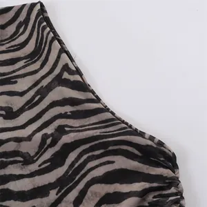 Gros plan détaillé du tissu en maille zébrée pour haut ou jupe sexy à la mode