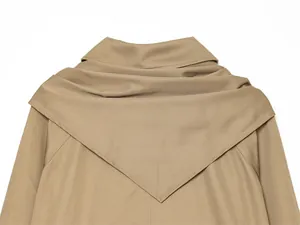 Vista detallada del cuello trasero de una gabardina corta caqui con bufanda