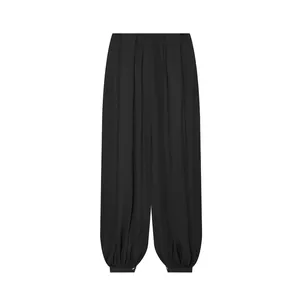 Vue de face détaillée d'un pantalon bouffant noir avec ourlets élastiqués sur fond blanc