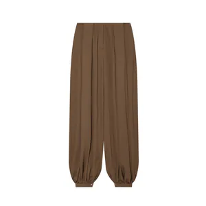 Vue détaillée de ce pantalon sarouel d'été marron élégant avec poignets boutonnés ajustés
