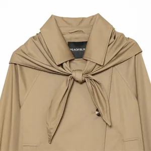 Elegante gabardina corta color caqui con detalle de bufanda a juego para el otoño