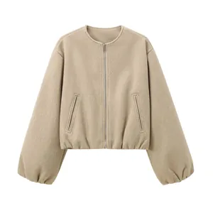 Vue de face d'une veste bomber beige à col rond et fermeture éclair en tissu doux pour femme