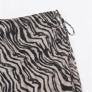 Gros plan sur le tissu en maille à imprimé zèbre avec nœud latéral pour une jupe