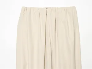 Détail du haut de taille élastiqué et froncé de ce pantalon lanterne d'été crème