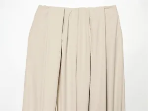 Vue détaillée d'un pantalon lanterne d'été plissé beige avec texture douce