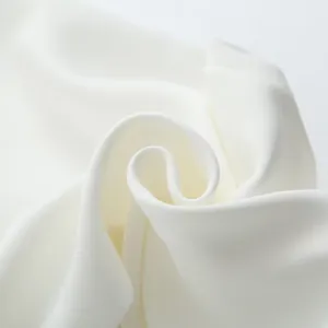 Gros plan sur un tissu de costume blanc haut de gamme montrant la texture fine