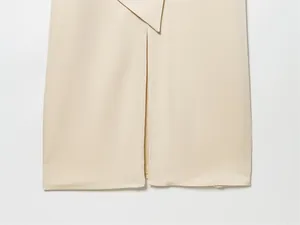Détail de la robe décontractée beige avec fente à l'ourlet et coutures soignées