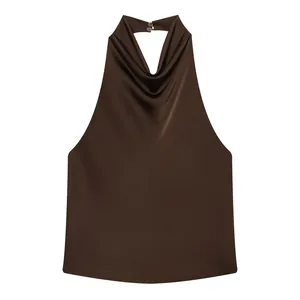Elegante top de satén marrón oscuro con cuello halter y sofisticado drapeado fluido