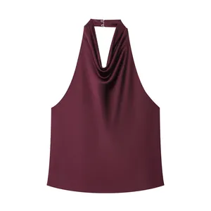 Vista frontal del elegante top de satén burdeos con cuello halter y escote desbocado