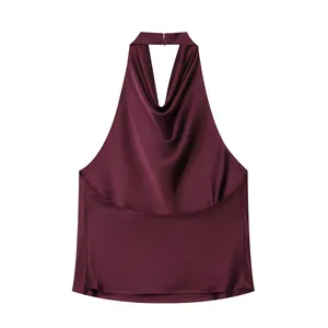 Elegante top de satén burdeos con cuello halter, escote drapeado y diseño de espalda abierta.