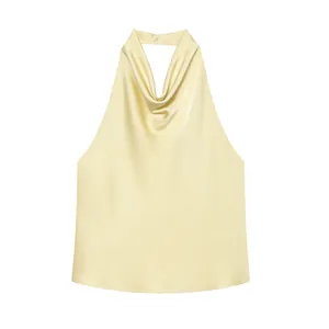 Elegante top halter de satén amarillo claro con un sofisticado escote drapeado