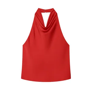 Elegante top de satén rojo con cuello halter que muestra la textura suave de tela