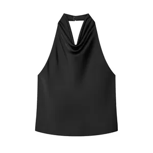 Detalle de un elegante top de satén negro con cuello halter y sofisticado escote drapeado
