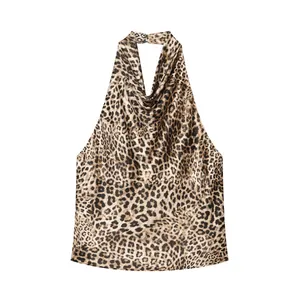 Vista detallada del top halter de satén con estampado de leopardo y cuello drapeado.