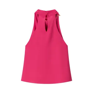Rückansicht des fuchsia-pinkfarbenen Neckholder-Tops mit Keyhole-Detail und Goldakzent