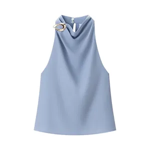 Elegantes hellblaues ärmelloses Neckholder-Top mit schickem goldenem Metallring-Akzent