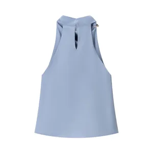 Detaillierte Rückansicht eines hellblauen Neckholder-Tops mit dekorativem Metallelement