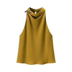 Elegante senfgelbe ärmellose Halterneck-Bluse mit dekorativer Metallschnalle am Kragen