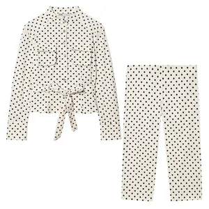 Elegante tweedelige set met gestipte overhemdjas en bijpassende Capri-broek