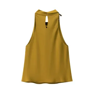 Rückansicht eines senfgelben ärmellosen Neckholder-Tops mit Schlüsselloch-Detail