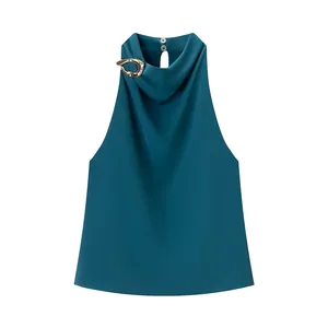 Detailansicht eines petrolfarbenen ärmellosen Neckholder-Tops mit goldenem Metallring-Dekor.