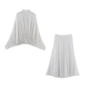 Elegantes zweiteiliges Damen-Set mit weißer Punktebluse und ausgestelltem A-Linien-Rock