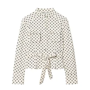 Polka dot shirt jasje met opstaande kraag, borstzakken en tailleband detail
