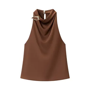 Eleganter brauner Neckholder-Top ohne Ärmel mit Metallring-Verzierung am Kragen.