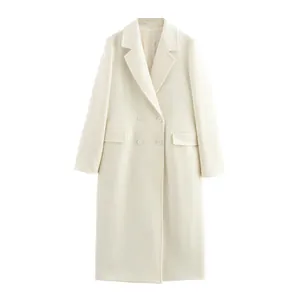 Detailansicht eines eleganten cremefarbenen langen Wollmantels für Damen mit Revers